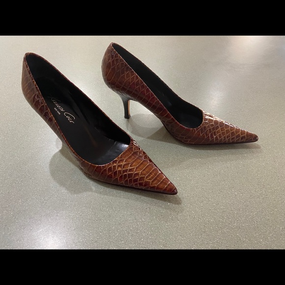 Kenneth Cole alligator print patent leather pumps - Picture 4 of 13